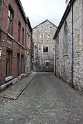 Au centre, pignon sud de l'aile gauche depuis la rue Saint-Mengold