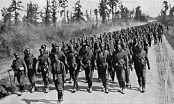 Soldats russes en route pour le front.