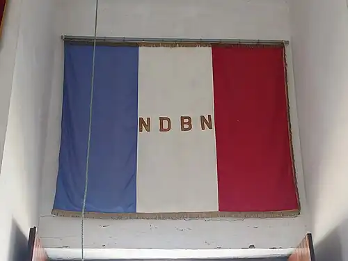 Drapeau de la France aux initiales dorées de Notre-Dame de Bonne-Nouvelle.