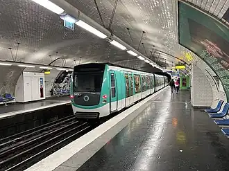 Rame MF 01 quittant la station en direction de Porte Dauphine.