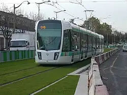 La rame Citadis 402 no&nbsp;302 lors des premiers essais, fin 2005.
