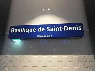 Plaque signalétique rétroéclairée du nom de la station.