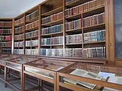 Meuble avec des livres sur les étagères