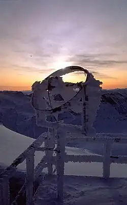 Héliographe sur la plate-forme de l'observatoire (3&nbsp;111&nbsp;m).