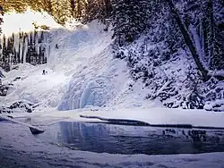 Escalade glaciaire dans le parc national Banff.