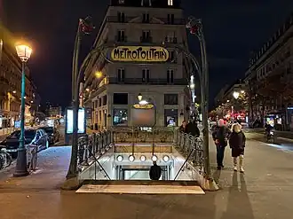 L'édicule d'entrée vu à la nuit tombée.