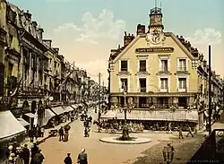 Place du Puits-Salé et Café des Tribunaux en 1895. Le bâtiment d'angle aménagé en café.