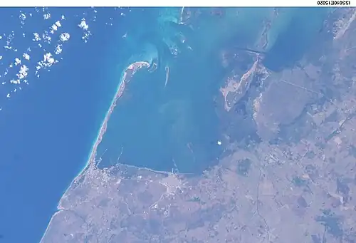 Vue satellite ; port de Santa Marta[4] à la racine de la péninsule de Hicacos