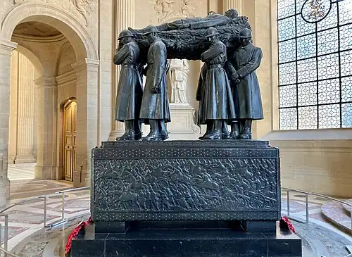 Le côté latéral droit du tombeau.