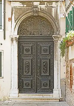 Porte de la synagogue sur le campo delle scole.
