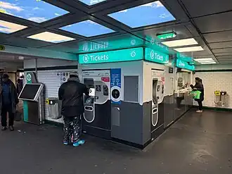 Salle de distribution des titres de transport.