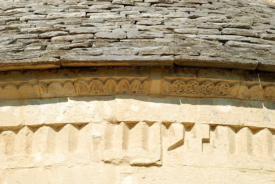 Corniche en biseau décorée de grains d'orge et de palmettes.