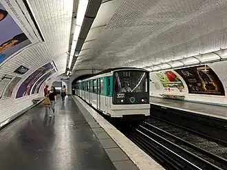 Vue des quais lors de l'entrée d'une rame MF 67 en direction de Pont de Levallois - Bécon.