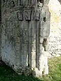 Piédroit nord du portail.