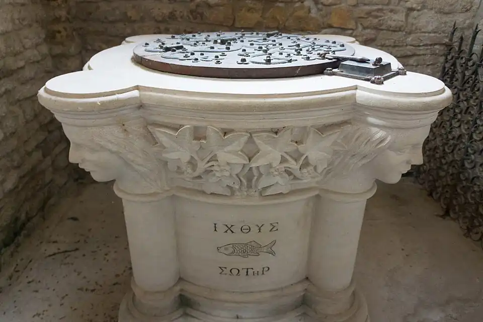Les fonts baptismaux.