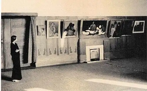 L'artiste et son tableau lors d'une exposition artistique en 1937 à Lahore.