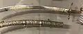 Sabre ottoman (Musée de l'Armée, Paris), sur lequel sont inscrits les versets 1 à 4 de la sourate.