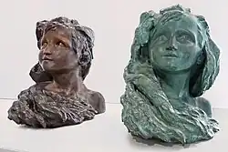 Photo de deux bustes de petite fille, le regard levé, les cheveux dénoués