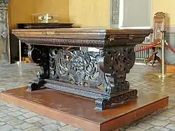 Table « en éventail » (3e quart du XVIe siècle, château d'Écouen).