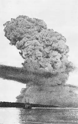 Photo noir et blanc d'un immense nuage d'explosion dans le ciel