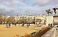 La statue sur le Champ-de-Mars.