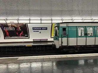 Rame MF 77 entrant en station en direction de Balard.
