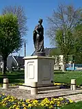 La statue d'Anne de Kiev, place des Arènes.