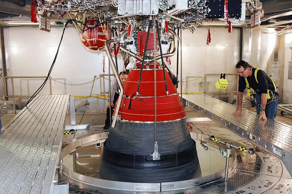 Test du déploiement de la partie extensible de la tuyère du moteur RL-10 B-2 propulsant le second étage du lanceur Delta IV.