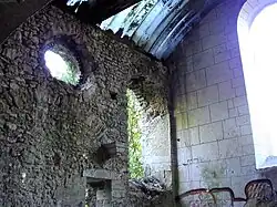L'intérieur de l'ancienne chapelle vers le nord (baie et œil-de-bœuf).