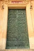 Porte sculptée en bronze.