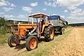 Tracteur Someca 750 attelé.