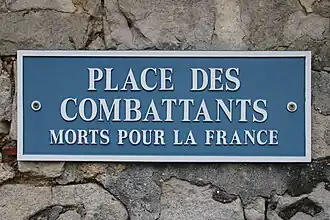 Plaque de rue de la place des Combattants-Morts-pour-la-France, photographiée en novembre 2020.