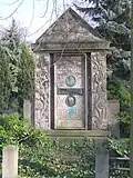 Sépulture Dilde avec médaillons et bas-reliefs