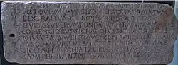Photographie d'une pierre sur laquelle est gravée une inscription latine