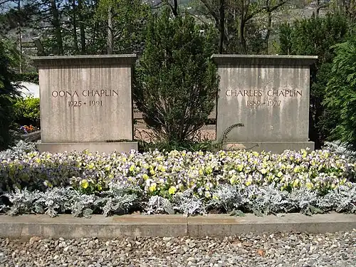 Tombes de Charles Chaplin et Oona Chaplin dans le cimetière.