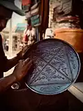 Finition d'une boite en cuir au village artisanal de Soumbédioune.