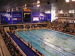 Vue d'une piscine depuis les tribunes.