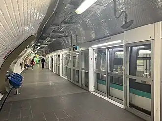 Arrêt d'une rame MP 89 CC pour Porte de Clignancourt.