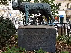 Réplique installée en 1962 dans le jardin de la place Paul-Painlevé, nommé square Samuel-Paty en 2021, à Paris.