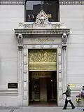 Entrée de la banque.
