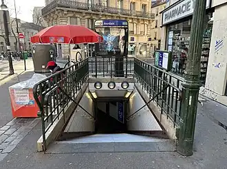 L'accès no&nbsp;2, « Rue Lassus ».