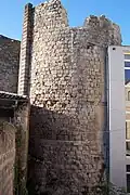 La tour de la route de Branne (nov.&nbsp;2011) 44°&nbsp;38′&nbsp;12,7″&nbsp;N, 0°&nbsp;19′&nbsp;04,33″&nbsp;O.