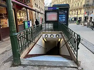 L'accès no&nbsp;3, « Rue de Belleville ».
