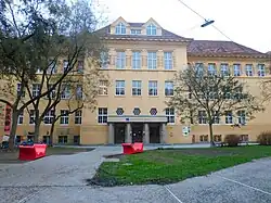Description de l'image Graz-Jakomini. Ortweinplatz 1. Höhere techn. Bundeslehranstalt. Fassade Werkbundstil 1925-26.jpg.