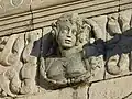 Médaillon sur la Puerta de Palmas. Représente peut-être Isabelle de Portugal, épouse du roi Charles Ier d'Espagne.