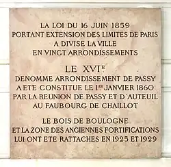 Plaque sur l'histoire de l'arrondissement dans la mairie.