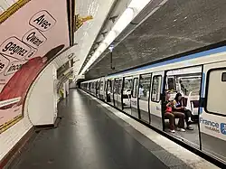 Rame MF 77 en stationnement.