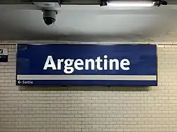 Panneau indiquant le nom de la station.