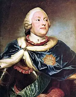 Portrait d'homme souriant, regardant au loin, richement vêtu de tissus chatoyants.
