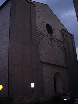 La façade inachevée.